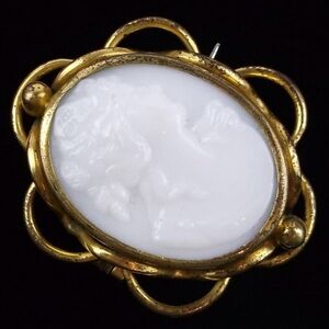 Victorian 1880s Art Nouveau Glass Cameo Brooch